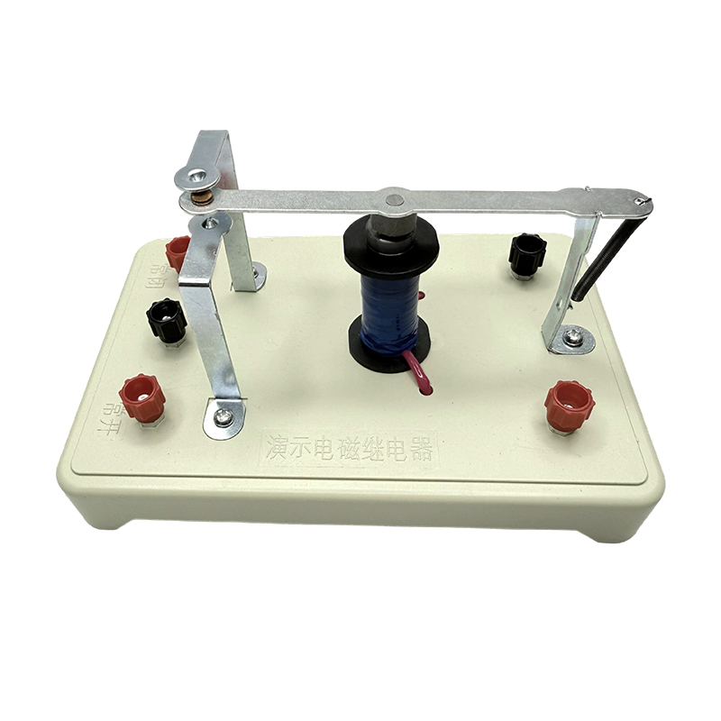 Natuurkundedemonstratie op middelbare scholen van een lesinstrument voor elektromagnetische relais